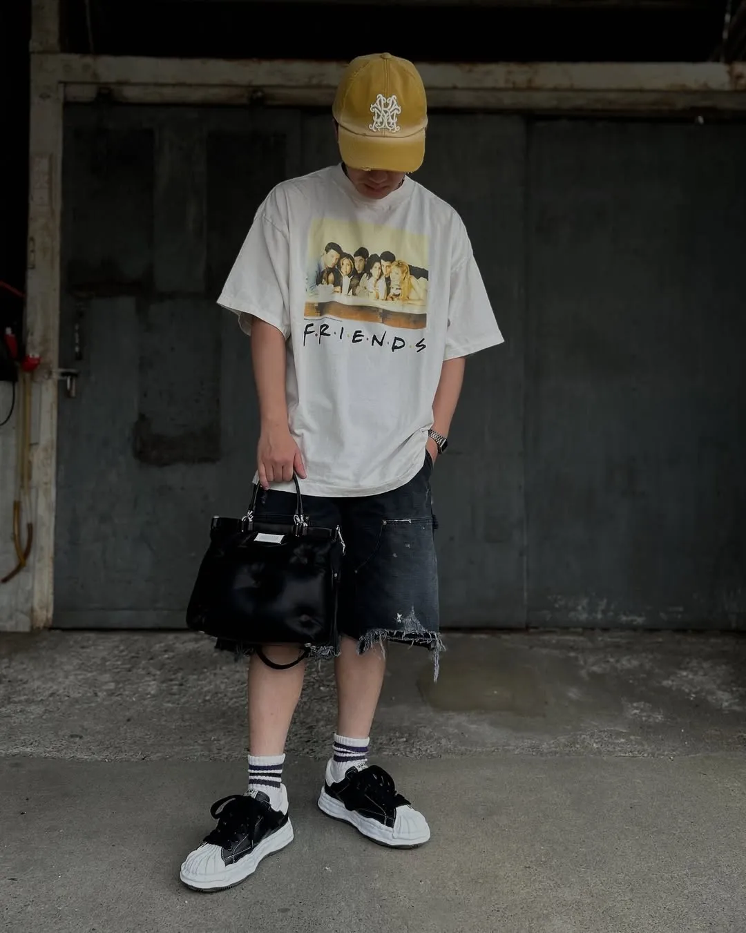 SAINT Mxxxxxx DOUBLE KNEE SHORTS/BLK Knee patches splashed with ink and water-splashed denim shorts. Washed black S-XL. Custom-woven and dyed denim fabric with clear texture. Heavy-wash water-fading treatment to create local mottled fading/hole effects. Artificial distressing to simulate natural traces of wear. VINTAGE. Original consistent damage treatment. Hand-splashed ink and paint. Original consistent wash water mark/pocket mark. Double knee patch. Rivet reinforcement. Improve functionality while enhancing design